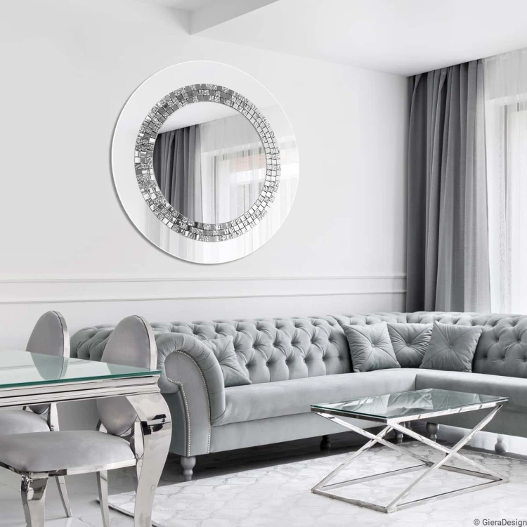 Duże okrągłe lustro Glamour białe ze srebrną mozaiką w stylowym salonie GieraDesign.