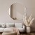 Lustro Scandi białe na tle beżowej ściany w salonie.
GieraDesign