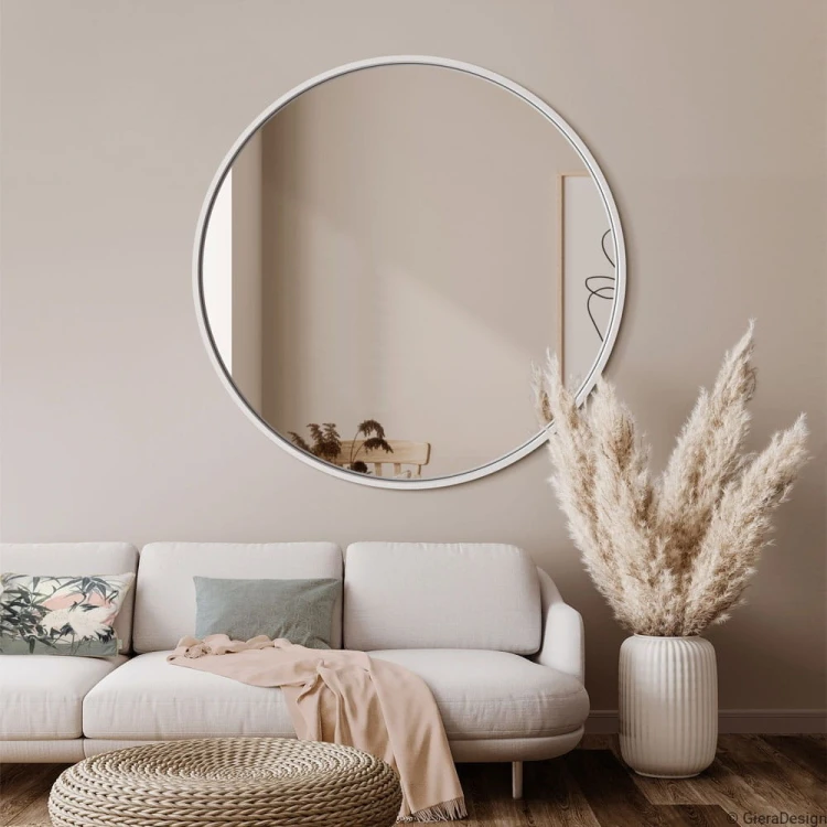 Lustro Scandi białe na tle beżowej ściany w salonie.
GieraDesign