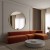 Lustro Scandi okrągłe w złotej ramie, nad kanapą w nowoczesnym salonie. GieraDesign