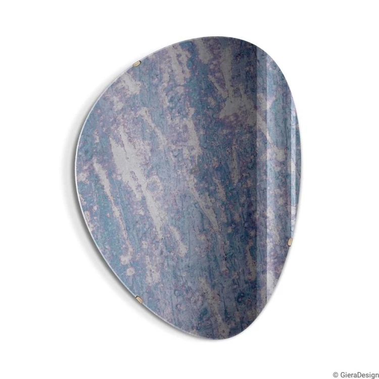 Lustro Fly Antique postarzane nad komodę w stylu mid-century modern, o obłym nieregularnym kształcie, mocowane na trzech metalowych zapinkach. GieraDesign