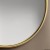 Zbliżenie na złotą ramę lustra Scandi Slim. GieraDesign