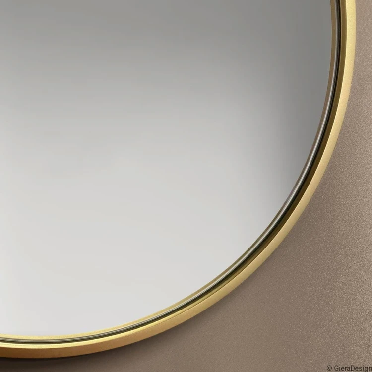 Zbliżenie na złotą ramę lustra Scandi Slim. GieraDesign