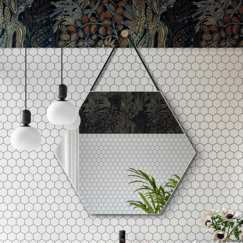 Lustro Heksagon Belt plaster miodu zawieszony na skórzanym czarnym pasku, GieraDesign.