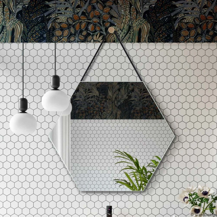 Lustro Heksagon Belt plaster miodu zawieszony na skórzanym czarnym pasku, GieraDesign.