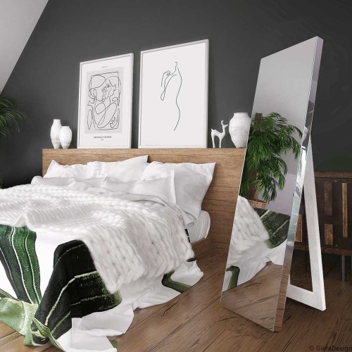 Lustro stojące białe Silver Block z białą nogą, w sypialni. GieraDesign