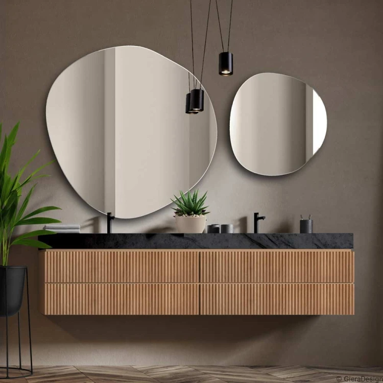 Dwa nieregularne lustra Lapis nad dwiema umywalkami w łazience. GieraDesign