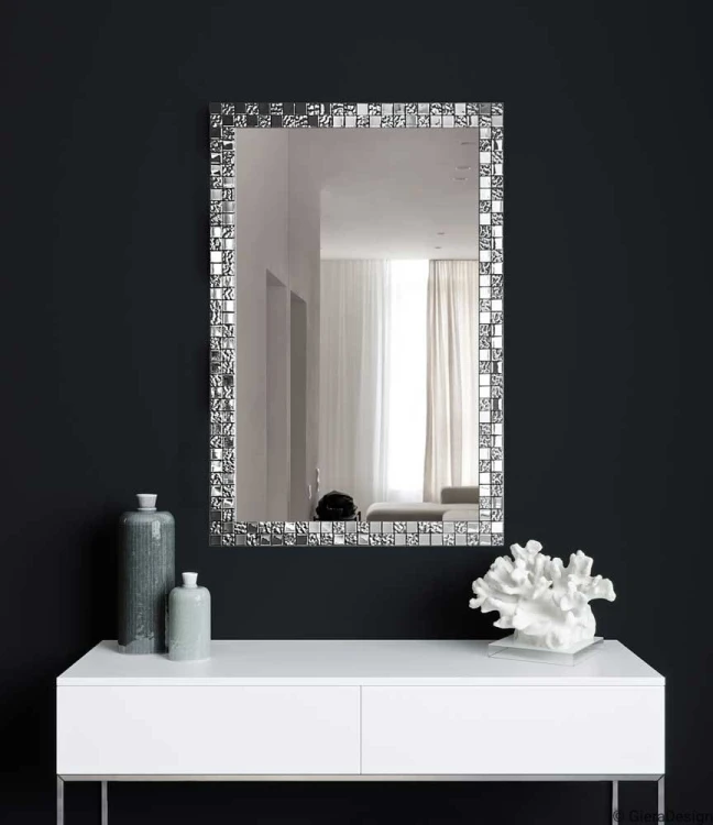 Lustro "Aurea SQ Slim" prostokątne w srebrnej błyszczącej ramie nad białą komodą w stylu glamour. GieraDesign
