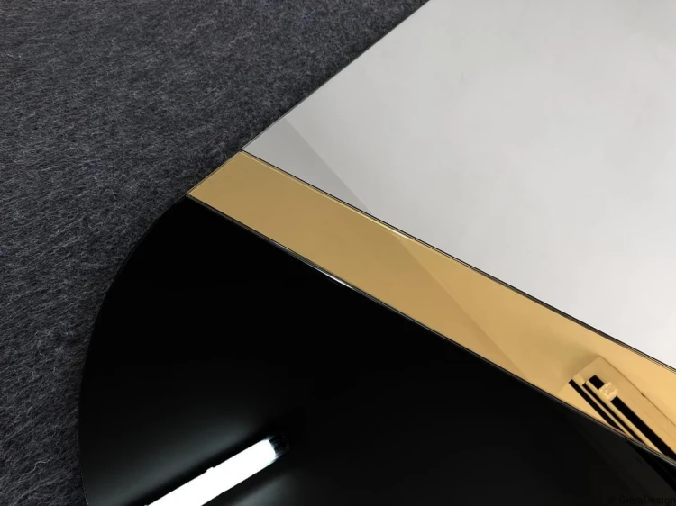 Lustro Fusion - owalne czarne ozdobne z paskiem w kolorze złotym zbliżenie na lustro GieraDesign