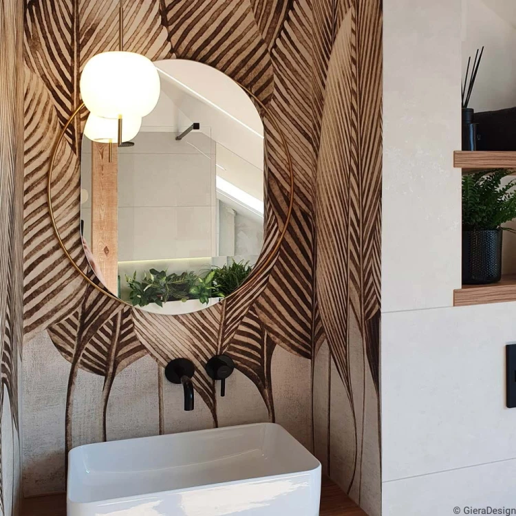 Lustro Ring Ambient owalne w mosiężnej ramie na tle orientalnej tapety. GieraDesign