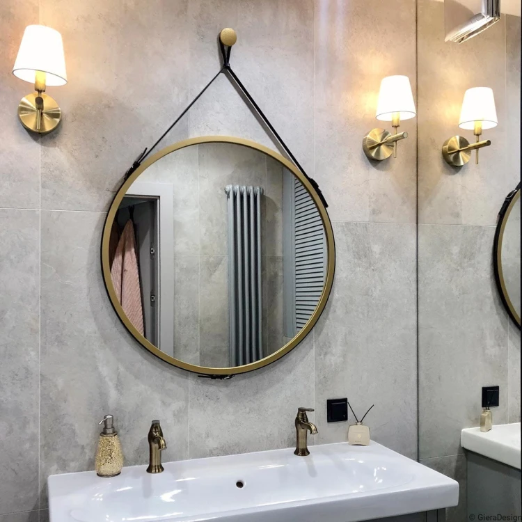 Lustro na pasku Scandi Belt złote ze skórzanym paskiem zawieszone nad umywalką w nowoczesnej łazience, GieraDesign.