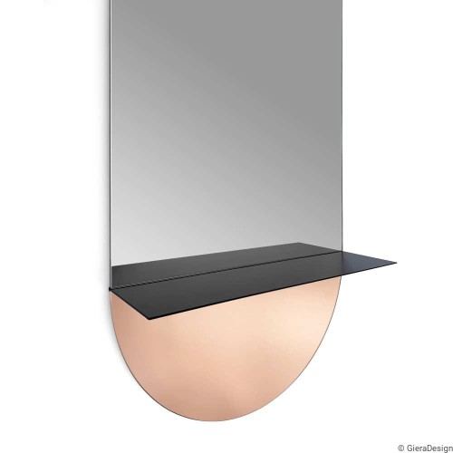 Zbliżenie na lustro Novi miedziane z metalową półką. GieraDesign