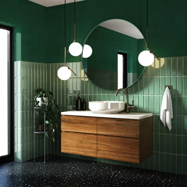 Lustro Scandi Slim zielone w zielonej łazience. GieraDesign