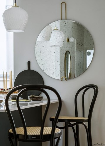 Lustro postarzane Hoko Vintage, wiszące na mosiężnym zawiesiu, sesja #WspieramPolskiDesign, fot. Yassen Hristov , GieraDesign