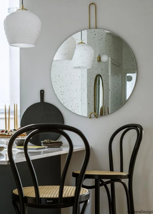 Lustro postarzane Hoko Vintage, wiszące na mosiężnym zawiesiu, sesja #WspieramPolskiDesign, fot. Yassen Hristov , GieraDesign