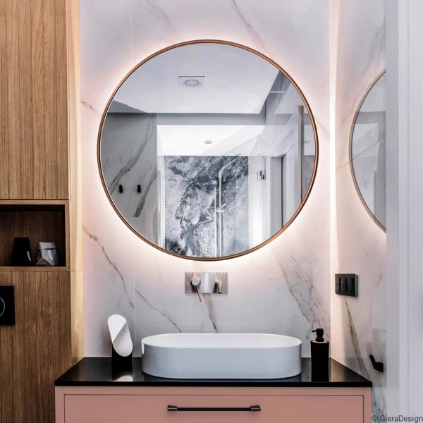 Lustro Scandi Slim miedziane podświetlane w łazience nad umywalką. GieraDesign