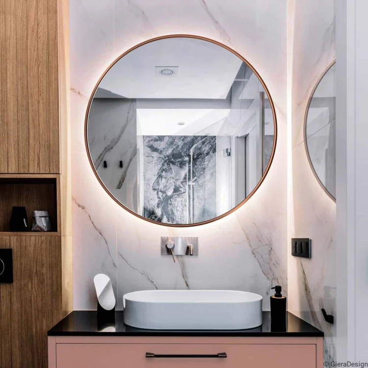 Lustro Scandi Slim miedziane podświetlane w łazience nad umywalką. GieraDesign