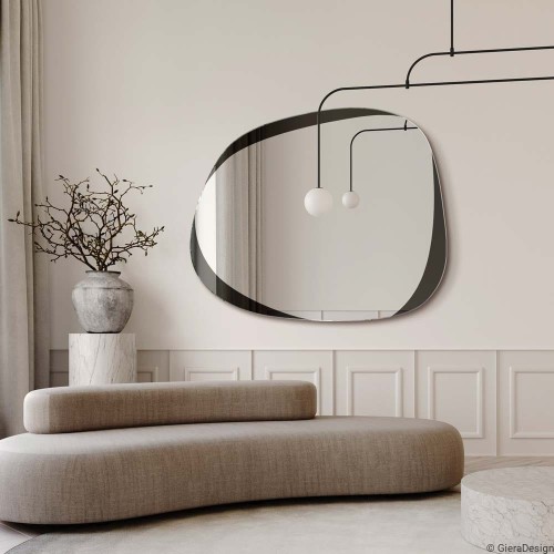 Lustro nieregularne Isle Wide w nowoczesnym beżowym salonie, GieraDesign