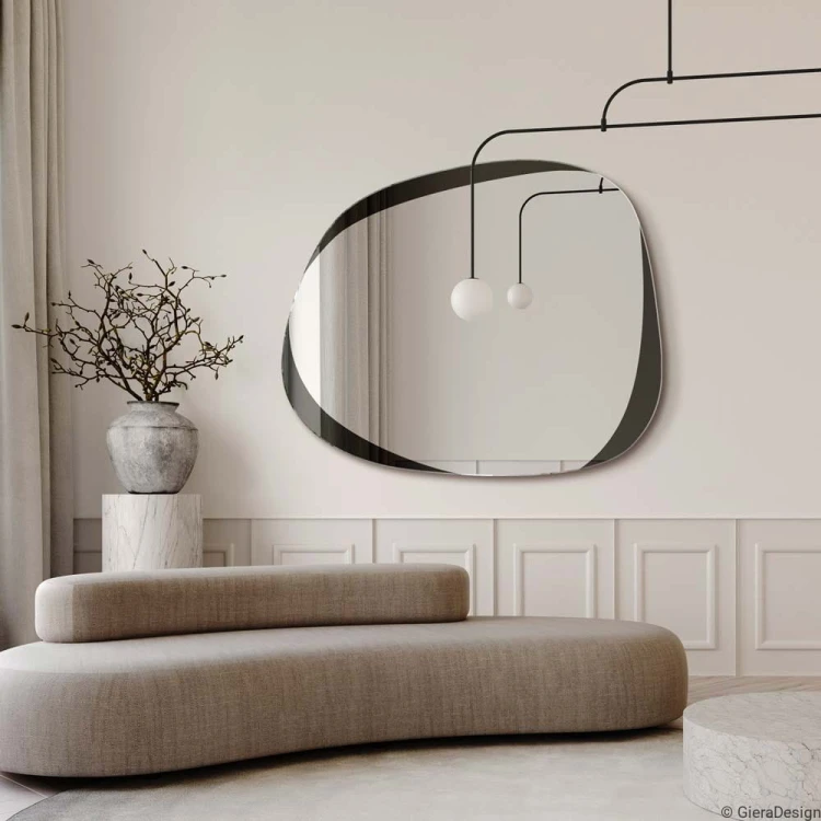 Lustro nieregularne Isle Wide w nowoczesnym beżowym salonie, GieraDesign