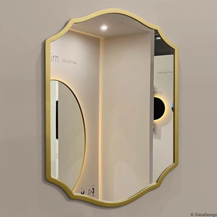 Lustro Grand w złotej ramie, w stylu Grand Millennial. GieraDesign