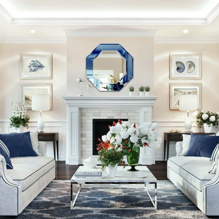 Lustro Cristal Octagon niebieskie w salonie w stylu Hampton. GieraDesign