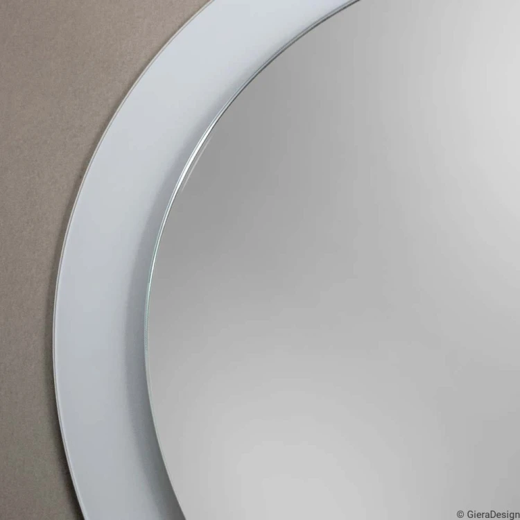 Zbliżenie na białą ramę lustra Lady. GieraDesign