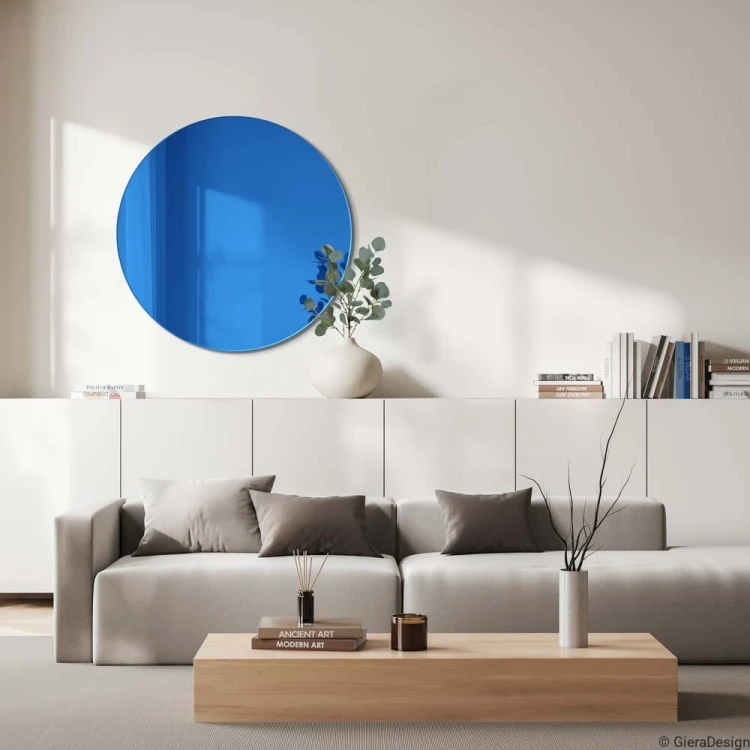 Lustro okrągłe niebieskie w nowoczesnym jasnym salonie nad komodą. GieraDesign