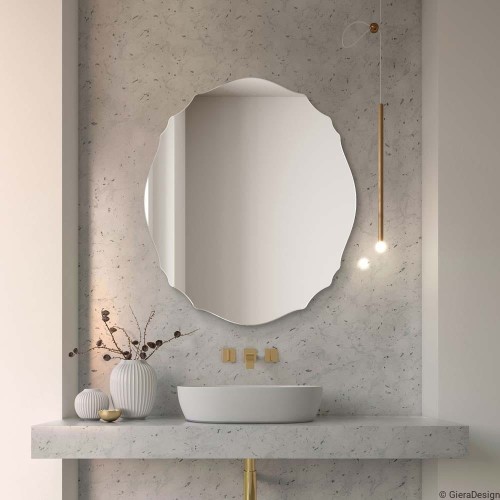 Lustro Grand Mono pałacowe owalne z falą w jasnej łazience. GieraDesign