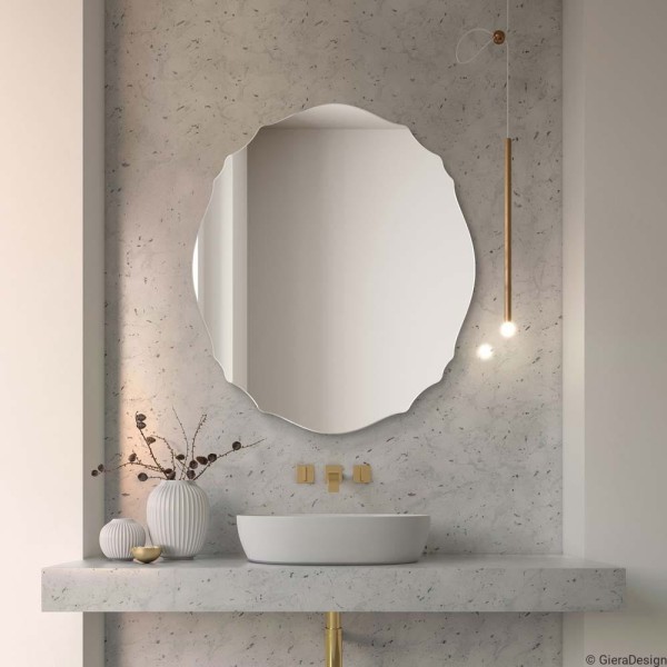 Lustro Grand Mono pałacowe owalne z falą w jasnej łazience. GieraDesign