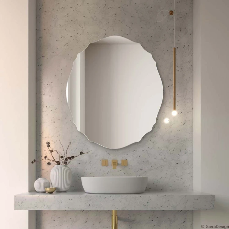 Lustro Grand Mono pałacowe owalne z falą w jasnej łazience. GieraDesign