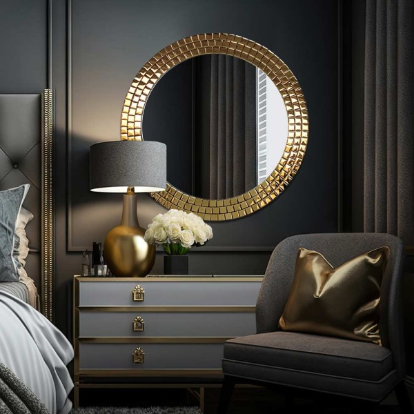 Okrągłe lustro w złotej dekoracyjne ramie Aurora Gold, nad komodą w sypialni. GieraDesign