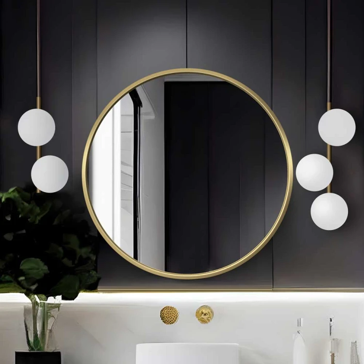 Lustro okrągłe w złotej ramie Scandi w nowoczesnej marmurowej łazience. GieraDesign