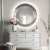 Lustro Aurora Silver podświetlane w srebrnej ramie glamour zawieszone nad białą komodą. GieraDesign