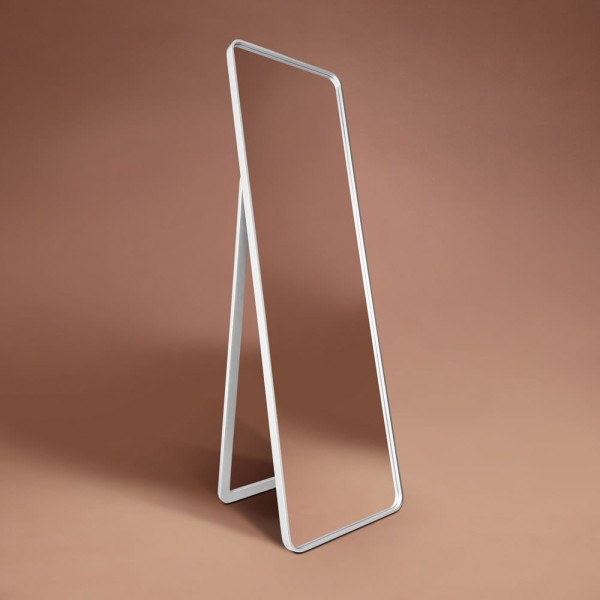 Stojące lustro Billet w białej, prostokątnej ramie z zaoblonymi rogami, GieraMirrors.