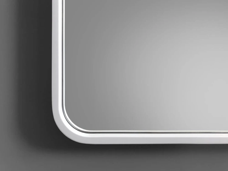 Zaokrąglony narożnik lustra Billet w białej ramie. GieraDesign