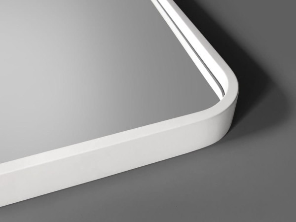 Zbliżenie na białą ramę lustra stojącego Billet od GieraDesign