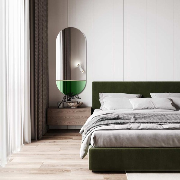 Lustro dekoracyjne owalne Novi z zieloną wstawką i paskiem z mosiądzu, w nowoczesnej sypialni. GieraDesign