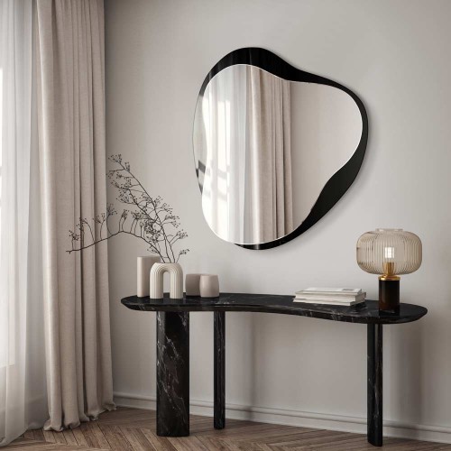 Lustro Amo czarne dekoracyjne o organicznym kształcie  nad czarną komodą w salonie, GieraDesign.
