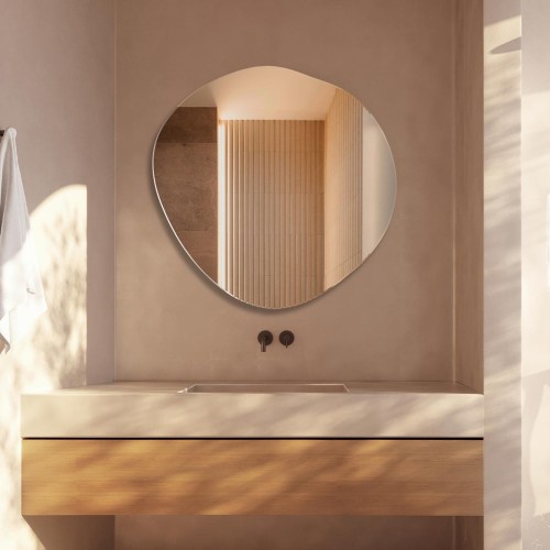 Lustro o nieregularnych kształtach Lapis od GieraDesign, w łazience.