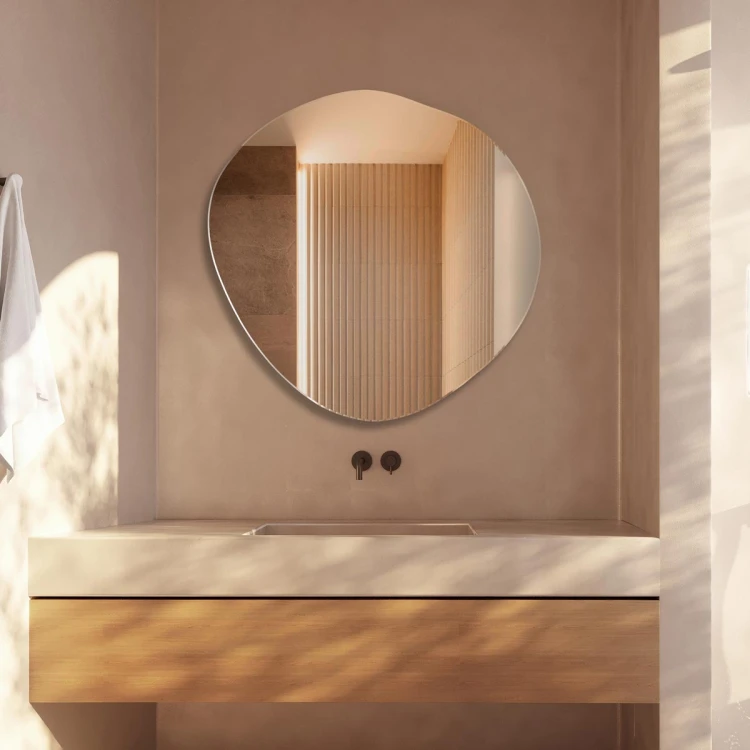 Lustro o nieregularnych kształtach Lapis od GieraDesign, w łazience.