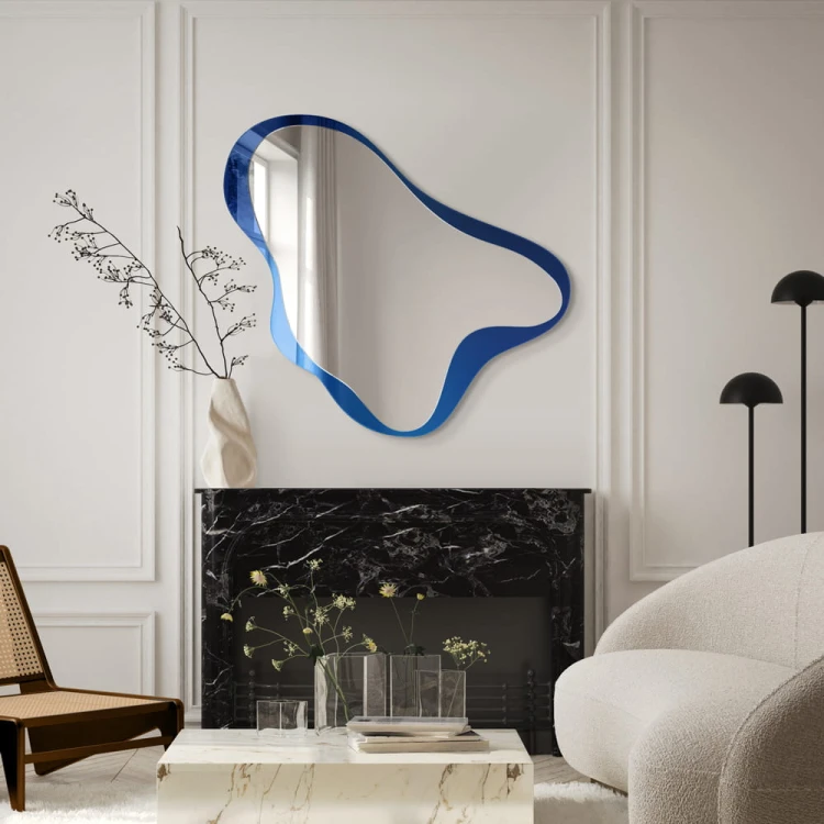 Dekoracyjne niebieskie lustro Obses z kolekcji Amore wiszące nad czarnym kominkiem w salonie, GieraDesign.