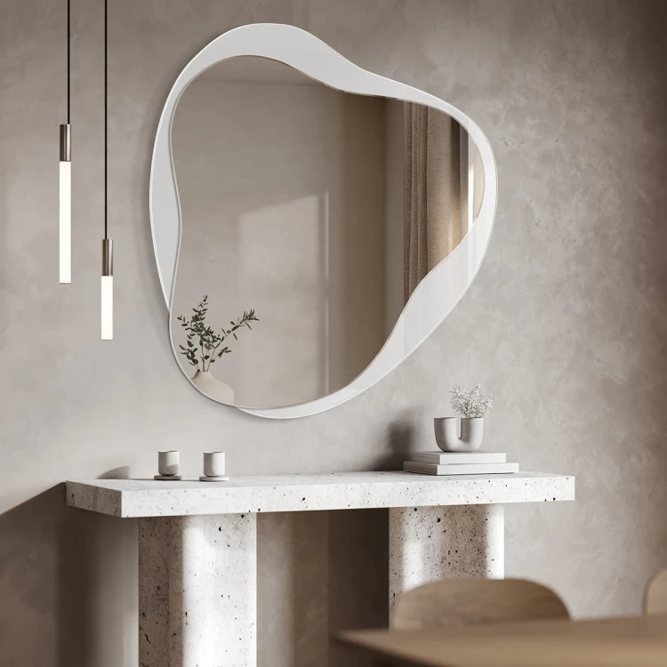 Lustro Amo białe dekoracyjne o organicznym kształcie z lustrzaną ramą na ścianie nad kamienną konsolą w jasnym kolorze,  GieraDesign