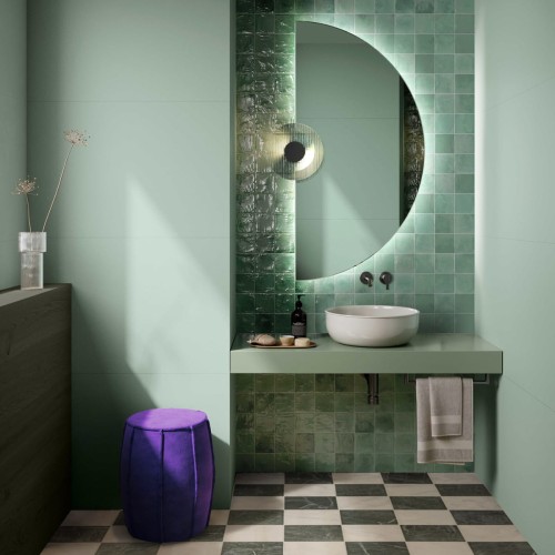 Podświetlane półokrągłe lustro Pico z otworem na kinkiet w ponadczasowej łazience. GieraDesign