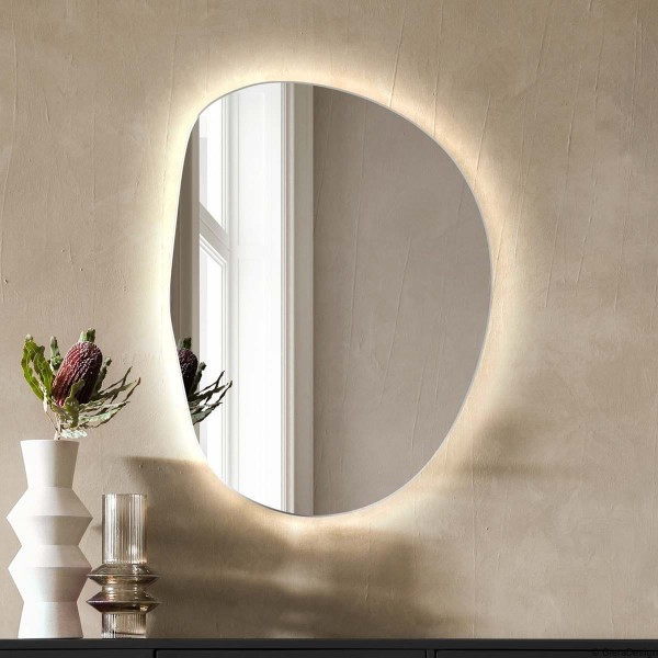 Lustro LED nieregularny kształt, Plama no.2, nad komodą w salonie. GieraDesign