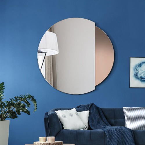 Lustro Eclipse brązowe okrągłe nowoczesne aranżacja na niebieskiej ścianie w nowoczesnym salonie GieraDesign.