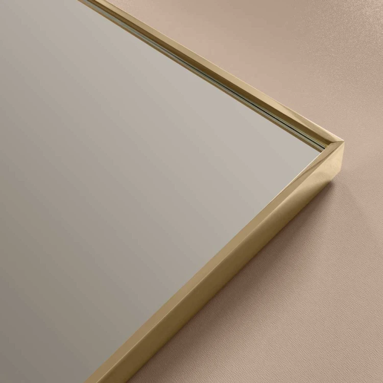 Zbliżenie na mosiężną złota ramę lustra Credo Linea. GieraDesign