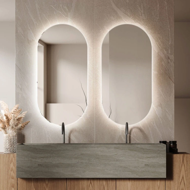 Dwa lustra owalne Pilo podświetlane LED nad umywalkami w łazience. GieraDesign