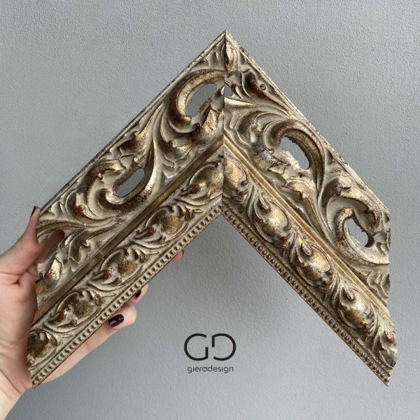 Bogato zdobiona rama lustra Ofelia w kolorze złota piaskowego, GieraDesign.