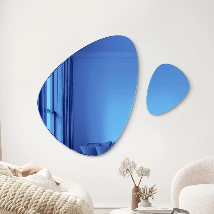 Lustro Fly Blue dwa zawieszone na wieszakach obok siebie na jasnej ścianie. GieraDesign