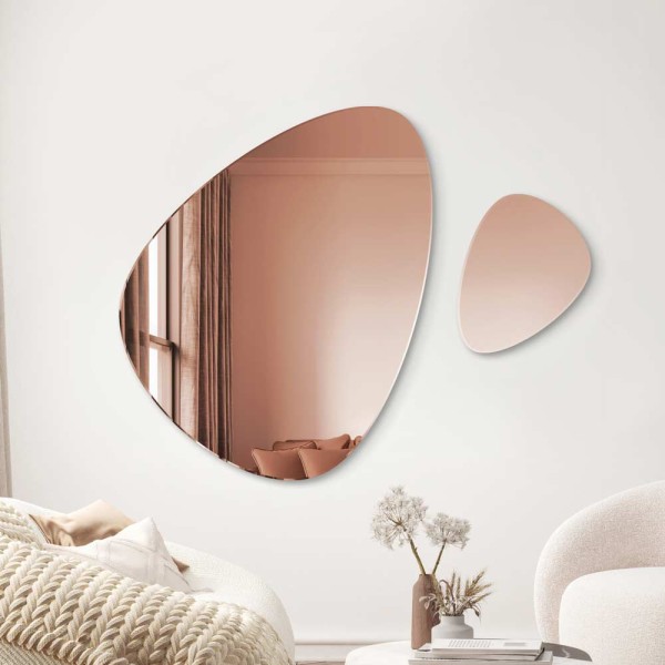 Lustro Fly miedziane dwa lustra różnej wielkości, wiszące obok siebie na ścianie, zamontowane na wieszakach. GieraDesign